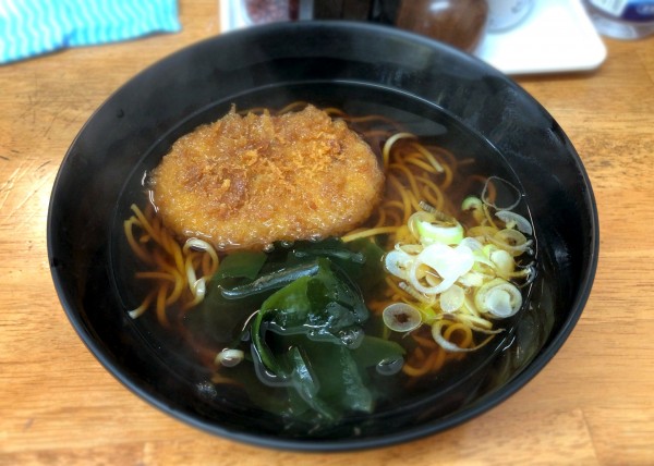 「牛肉コロッケそば(500円)」@蕎麦 つぐみ食堂の写真