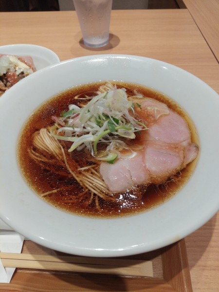 「醤油ラーメン」@トーキョーニューミクスチャーヌードル 八咫烏 CHIKARABOの写真