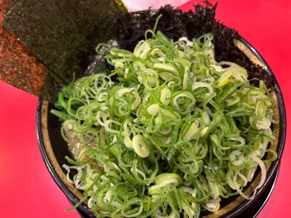 「ラーメン(並)800円＋岩のり200円＋九条ネギ150円」@横浜家系ラーメン 大輝家の写真