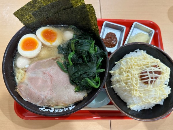 「味玉ラーメン800円＋ウズラ130円＋ほうれん草130円＋」@横浜家系ラーメン 丸岡商店  モレラ岐阜店の写真