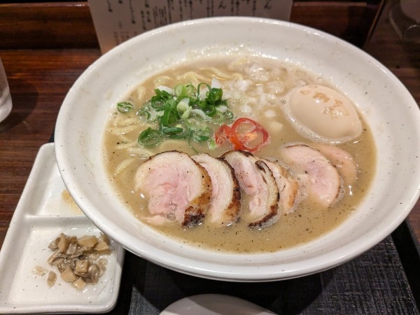 「鶏煮干しらぁめん醤油950円大盛100円味玉100円炭焼き鶏チャ」@麺や いま村の写真