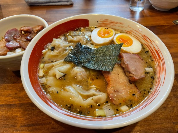 「味噌ワンタンメン + 味付玉子 + ミニあぶりチャーシュー丼セッ」@麺屋 悠の写真