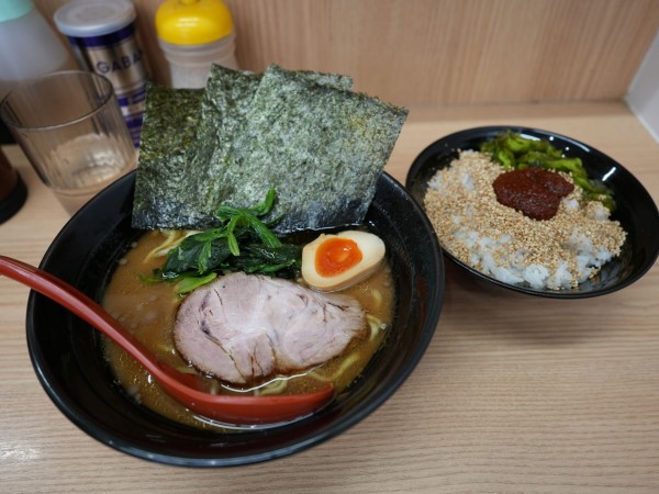 「ラーメン 並 麺硬め＋味濃いめ＋油多め＋サービスライス」@横浜ラーメン 武蔵家 御茶ノ水店の写真