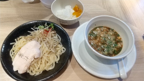 「極み醤油つけ麺（冷）800円」@らーめん、肉丼ぶり 吉成鶏白湯 鶏神の写真