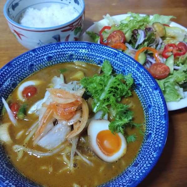 「贅沢カレーラーメン小ライス付1100円今日の畑サラダ440円」@伊豆あまからやの写真