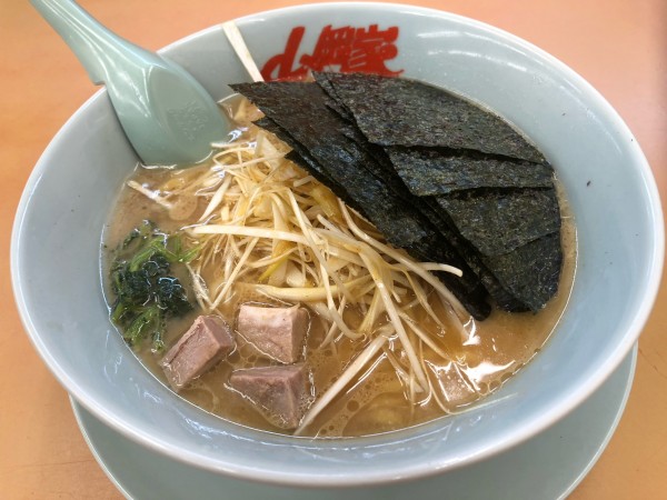 「ネギラーメン(醤油)、海苔、半ライス、薬味ネギ」@山岡家 月寒店の写真