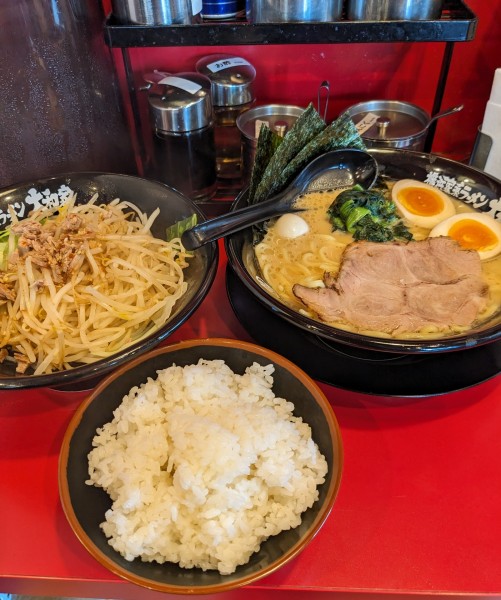 「並ラーメン（醤油）＋味玉＋もやキャベ」@横浜家系ラーメン 瑞穂 大和家の写真