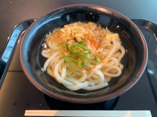 「かけうどん 550円」@讃岐うどん般若林 羽田空港店の写真