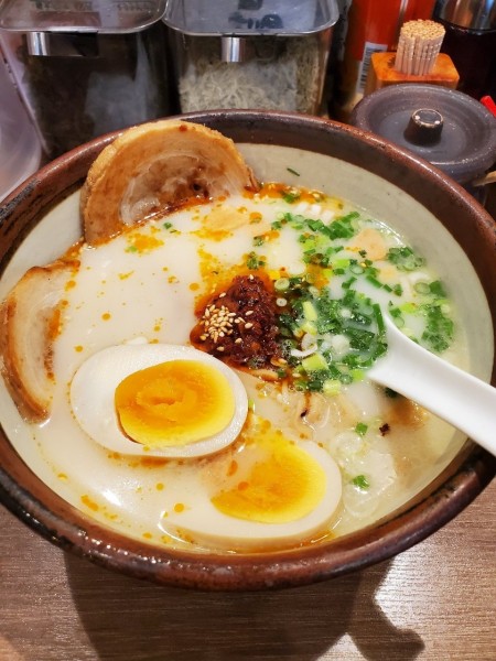 「期間限定豚骨ラーメン」@俺流塩らーめん 原宿駅前店の写真
