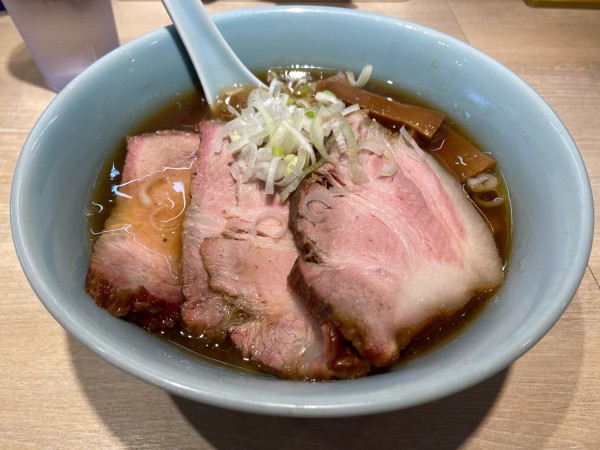 「チャーシュー麺 肩ロース 醤油 細麺 1300円」@まるえ中華そばの写真