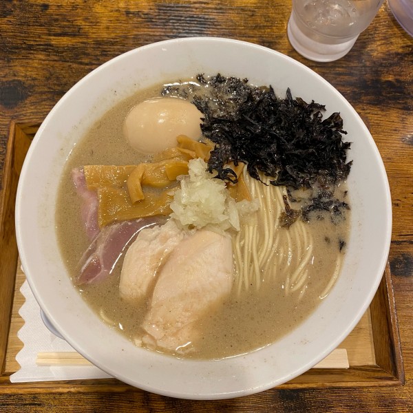 「煮干し濃厚魚介中華そば」@自家製中華そば 麺の虜の写真