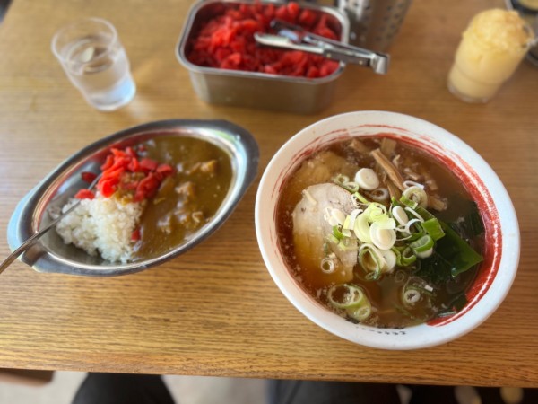 「ラーメン・半カレーセット930円」@高円寺ラーメン タロー軒の写真