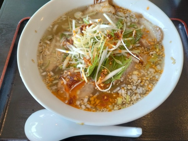 「焦がしネギ風味ピリ辛香ばし塩ラーメン￥920」@喜多方ラーメン 坂内 蘇我店の写真