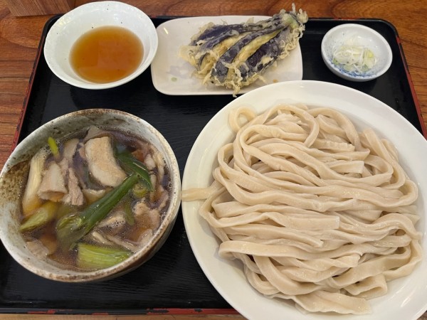 「肉汁うどん、並盛、冷盛＋茄子天」@駕籠休みの写真