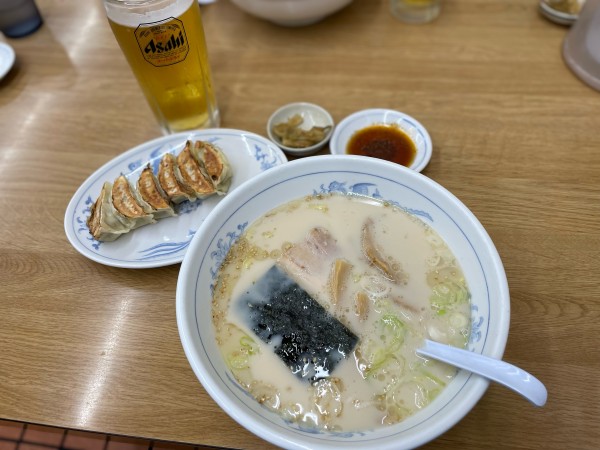 「とんこつラーメン &ギョウザ+生ビール」@福しん 成増店の写真
