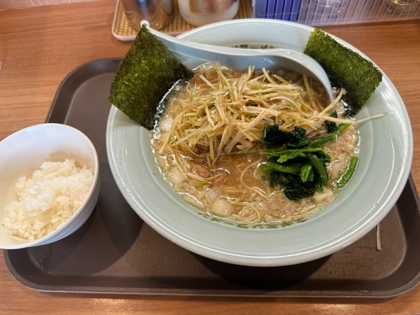 「ネギラーメン（並盛・160g）950円＋サービスライス」@ラーメンショップ 美里南十条店の写真