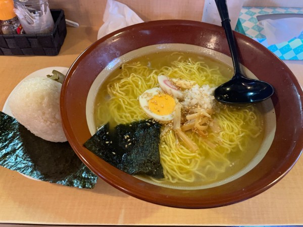 「塩バターラーメン（大盛）・おにぎり」@チュー勇の写真