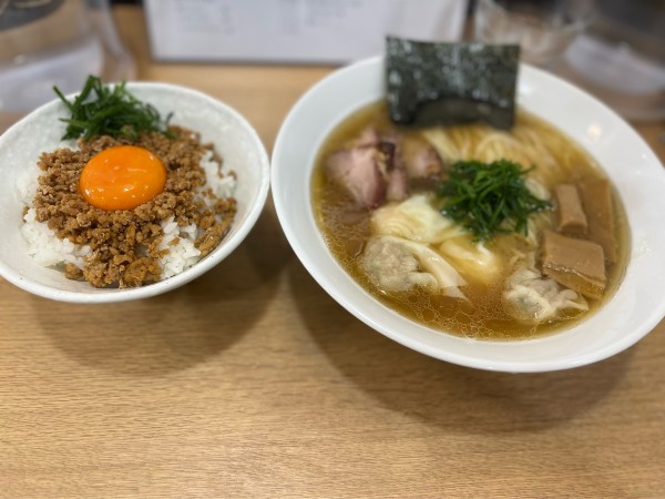 「ミックスワンタンメン+そぼろ丼」@支那ソバ きたがわの写真