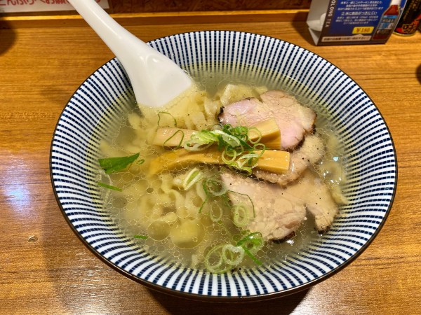 「名古屋コーチンの極上炙りの肉中華そば(太麺　大盛り)　塩」@寿製麺よしかわ 川越店の写真