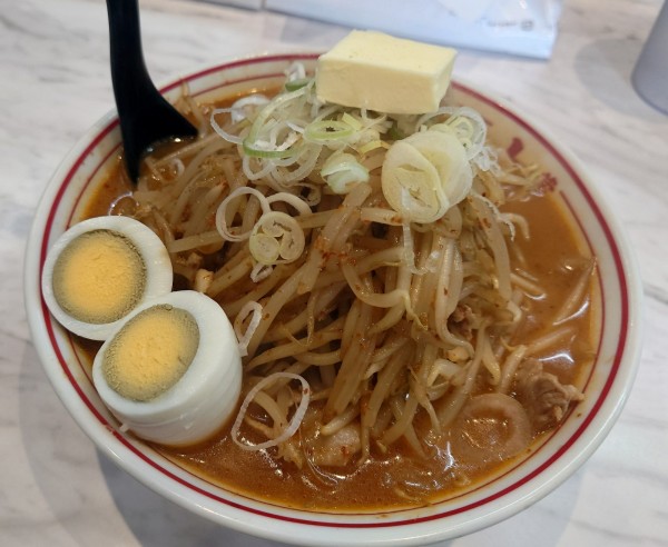 「味噌卵麺＋野菜大盛＋バター」@蒙古タンメン 中本 市川店の写真