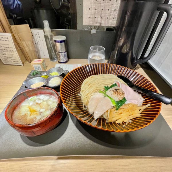「帆立の昆布水つけ麺黒<醤油>+大盛+肉ﾜﾝﾀﾝ」@Tokyo Style Noodle ほたて日和の写真