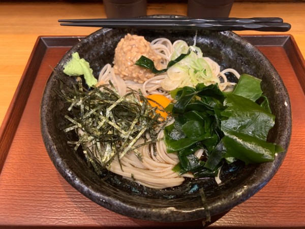 「納豆そば 600円」@蕎麦冷麦  嵯峨谷 渋谷店の写真