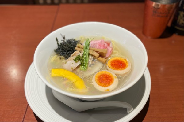 「【限定】冷やしらぁ麺(がごめ昆布水×九十九里産蛤出汁)¥1500」@酒肴場 屯の写真