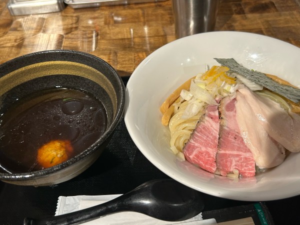 「特級黒さつま鶏醤油(つけ蕎麦変更)1230円」@特級鶏蕎麦 龍介 PLAY atre TSUCHIURA店の写真