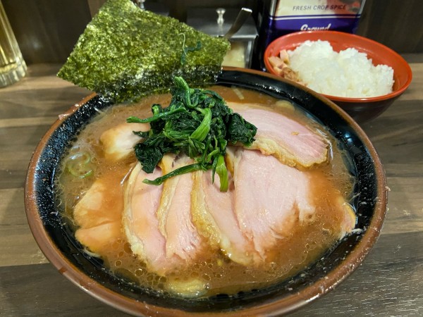 「チャーシュー麺 1280円 小ライス 130円」@神田ラーメン わいず 神田本店の写真