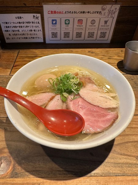 「軍鶏特製塩ラーメン　1500円」@麺屋 翔 西新宿本店の写真