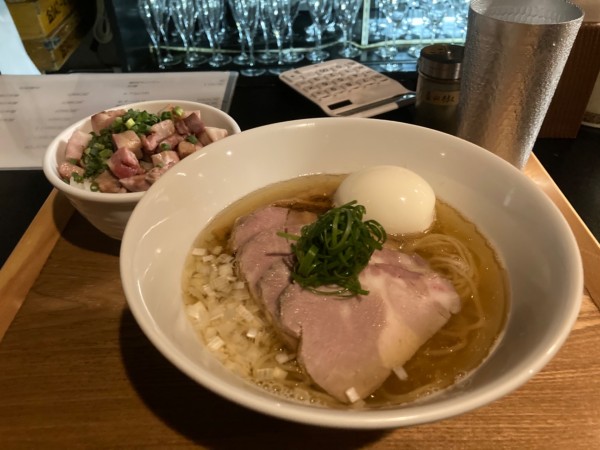 「特製塩らぁ麺(麺大盛)+焙りチャーシュー丼セット　計1650」@のど黒らぁ麺 永屋の写真