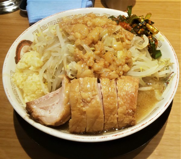 「小豚ラーメン+辛ニラ」@豚山 上野店の写真