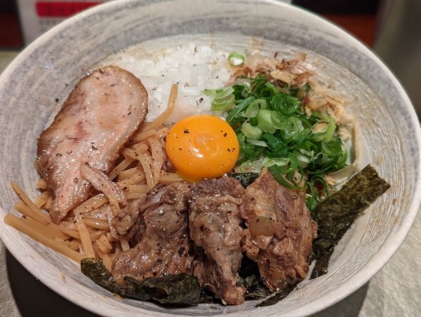 「アバラ煮干しまぜそば」@つけ麺 繁田の写真