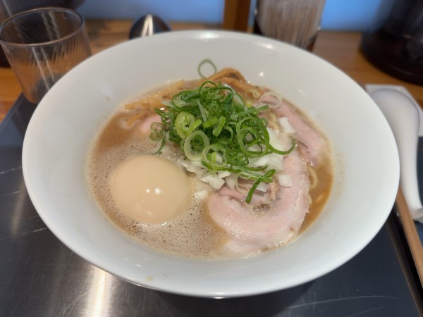 「鶏白湯醤油ラーメン + 味玉」@鶏之諺の写真