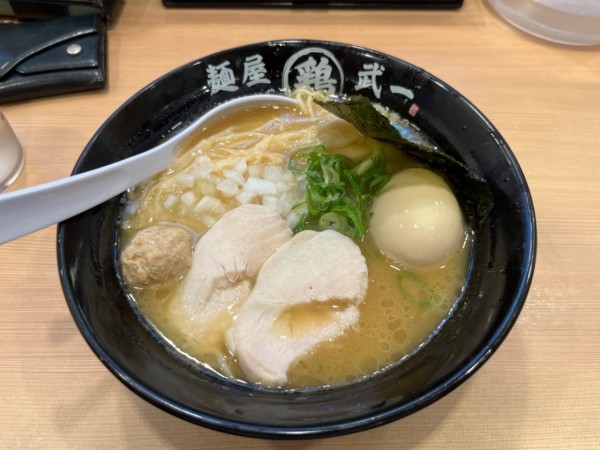 「濃厚鶏骨醤油そばと煮卵」@麺屋武一 虎ノ門店の写真