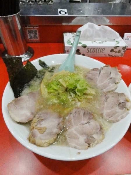 「メンマチャーシュー1050円 中盛100円硬こってり」@ラーメン かいざん 船橋店の写真