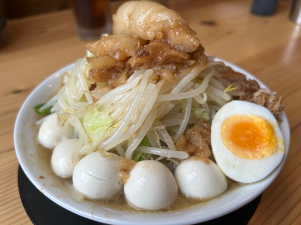 「特級豚そば930円(ヤサイ、ニンニク、アブラ)+うずら」@特級鶏蕎麦 龍介 神栖店の写真