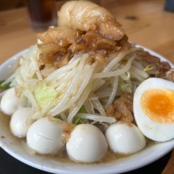 特級豚そば930円(ヤサイ、ニンニク、アブラ)+うずら