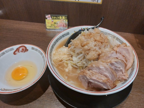 「小ぶたニンニク・アブラマシ+生卵」@豚山 鶴見店の写真