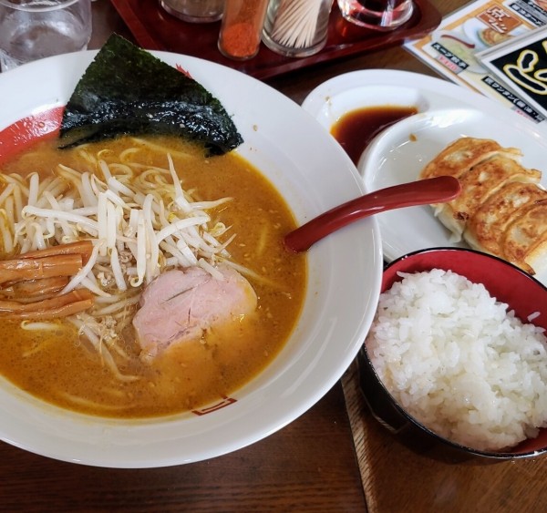 「【店舗限定】味噌ラーメン＋餃子ライス ８００円」@ラーメン&らーめん 一代元 勝田店の写真