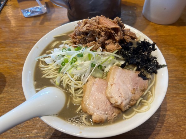 「濃厚煮干そば+豚ほぐし+混ぜ玉」@中村屋総本山の写真