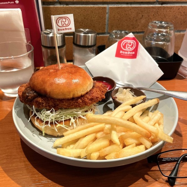 「カツカレーバーガー（フライドポテト付き）」@ドムドムハンバーガーPLUSの写真