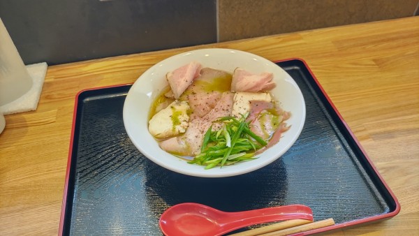 「煮干し 淡麗醤油（＋チャーシュー）」@麺や まなかの写真