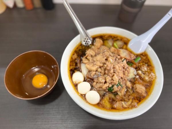 「スタ満ソバ麺半分.まさお.背脂.ニンニク少し900円生玉子」@元祖スタミナ満点らーめんすず鬼 狭山ヶ丘分店の写真