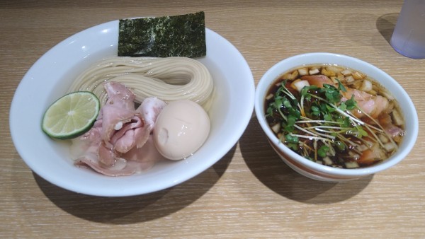 「【限定】肉盛味玉昆布水つけ麺(黒)¥1200-」@一番だしラーメン しんせんの写真