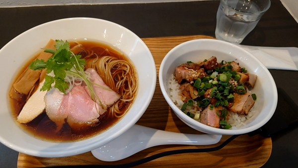 「丸鶏醤油+ミニあぶりチャーシュー丼」@麺屋 花枇の写真