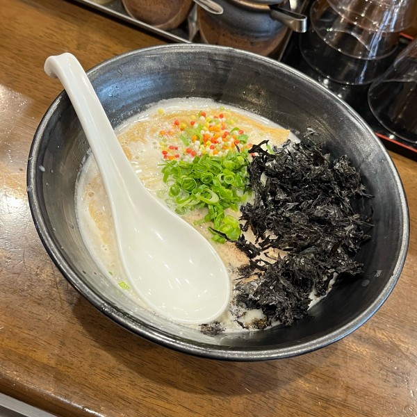 「白豚骨　青のりトッピング」@自家製多加水極太麺 ISAMIの写真