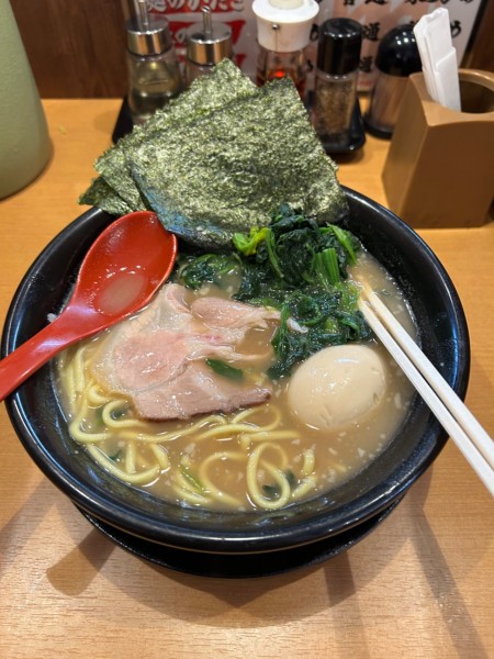 「ラーメン(麺固め 味普通 脂抜き)　味玉」@横浜家系ラーメン 日光家 鹿沼店の写真