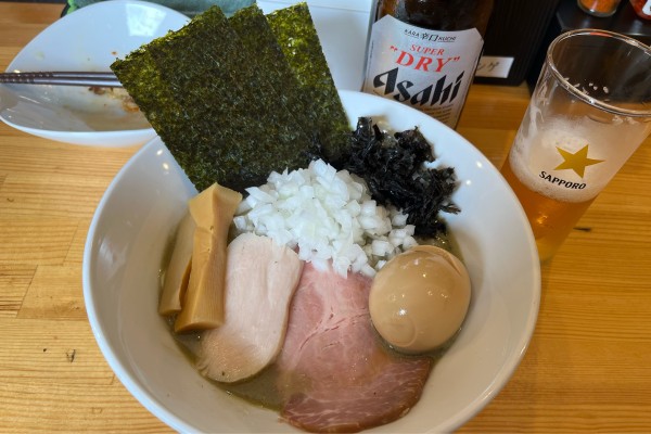 「濃厚煮干らーめん+のり+玉ねぎ+ビール」@煮干らーめん 川むらの写真