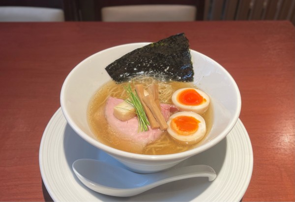 「山椒白醤油煮干し蕎麦（味玉入り）¥1000」@酒肴場 屯の写真